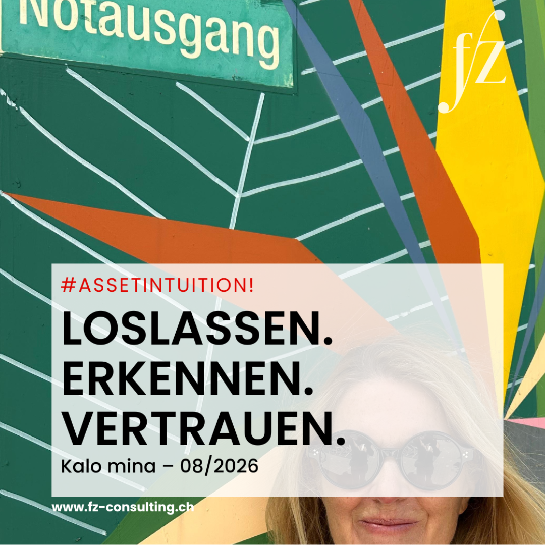 Bunt bemalte Wand mit geometrischen Formen und einem grünen Notausgang-Schild, davor eine Frau mit Sonnenbrille und blonden Haaren, darüber der Text Asset Intuition, Loslassen, Erkennen, Vertrauen, Kalo mina 08/2026, Sinnbild für den August-Beitrag über das Verlassen alter Räume und das, was aus Erfahrungen bleibt.