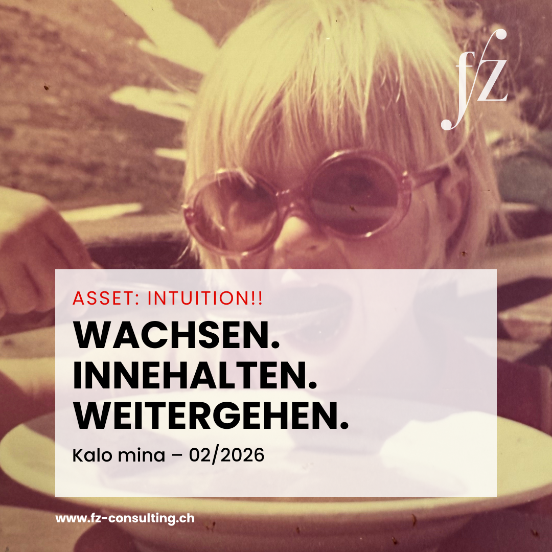 Vintage-Kindheitsfoto in warmen Sepiatönen, ein blondes Kind mit runder Sonnenbrille sitzt am Tisch, darüber der Text Asset Intuition, Wachsen, Innehalten, Weitergehen, Kalo mina 02/2026, Sinnbild für den Februar-Beitrag über Veränderung, Innehalten und die eigene Entwicklung als Ressource.