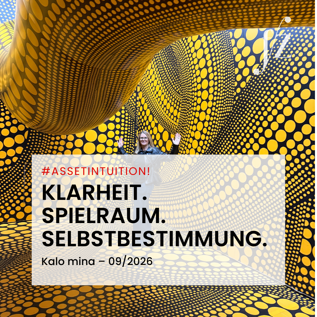 kalo mina – September 2026 Klarheit. Spielraum. Selbstbestimmung. Raum mit gelb-schwarz gepunktetem Muster in Form von geschwungenen, tunnelartigen Strukturen. In der Mitte steht eine Frau mit blonden Haaren und Brille, in schwarzer Jacke, mit erhobenen Händen. Textüberlagerung: #AssetIntuition, Klarheit, Spielraum, Selbstbestimmung, Kalo mina 09/2026.